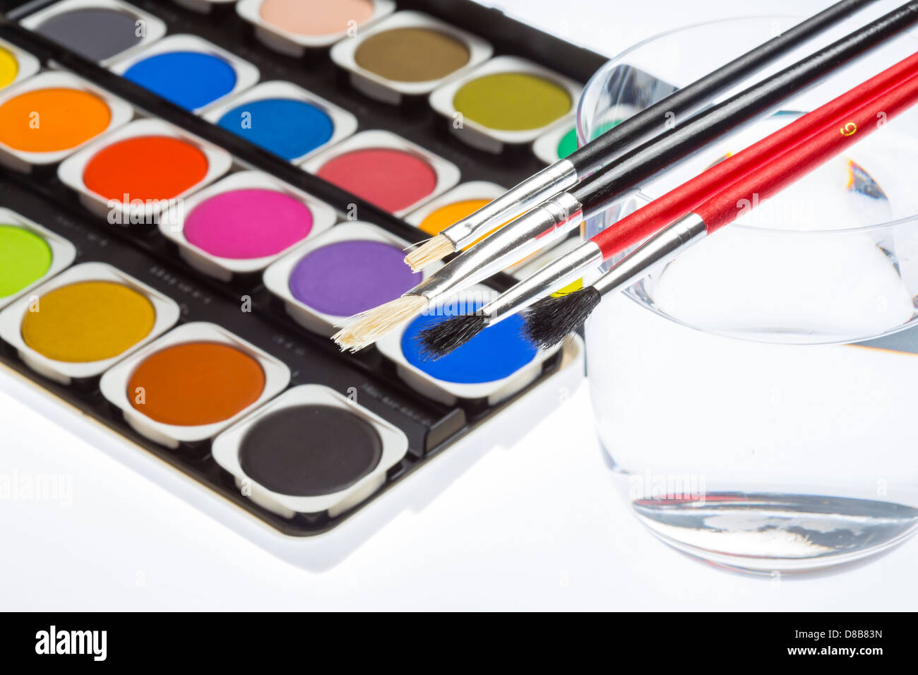 Les couleurs de l'eau fort, pinceaux, couleurs différentes, pour la peinture. Banque D'Images