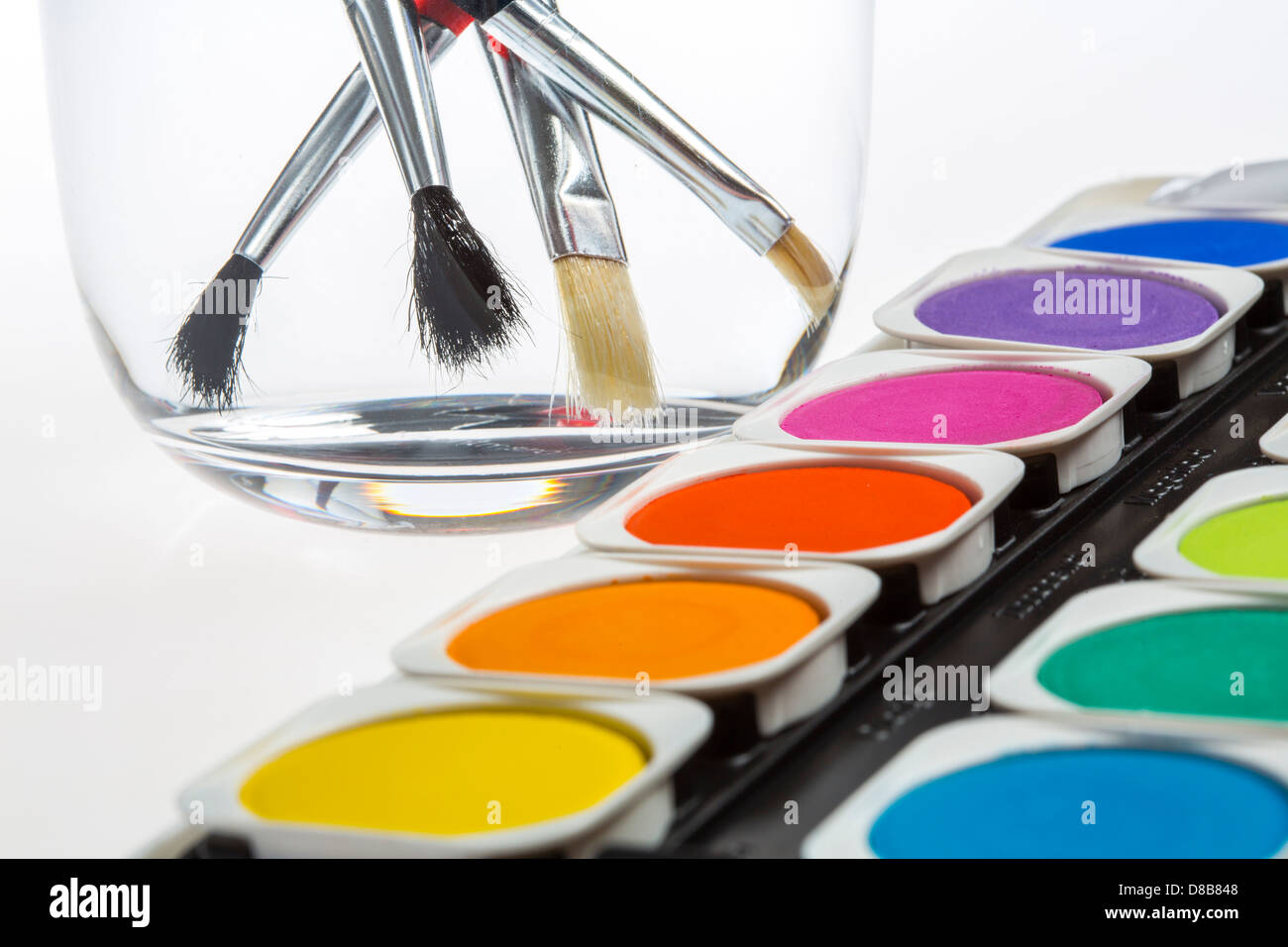 Les couleurs de l'eau fort, pinceaux, couleurs différentes, pour la peinture. Banque D'Images