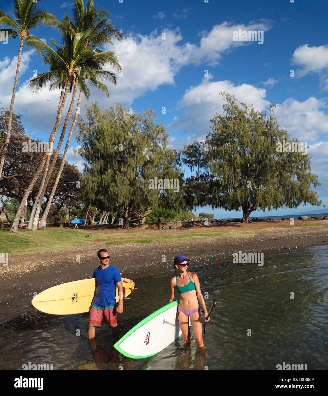 Couple avec surf et stand up paddleboard à Launiupoko Wayside Park juste au sud de l'état de l'Ouest de Maui dans Lahaina Banque D'Images