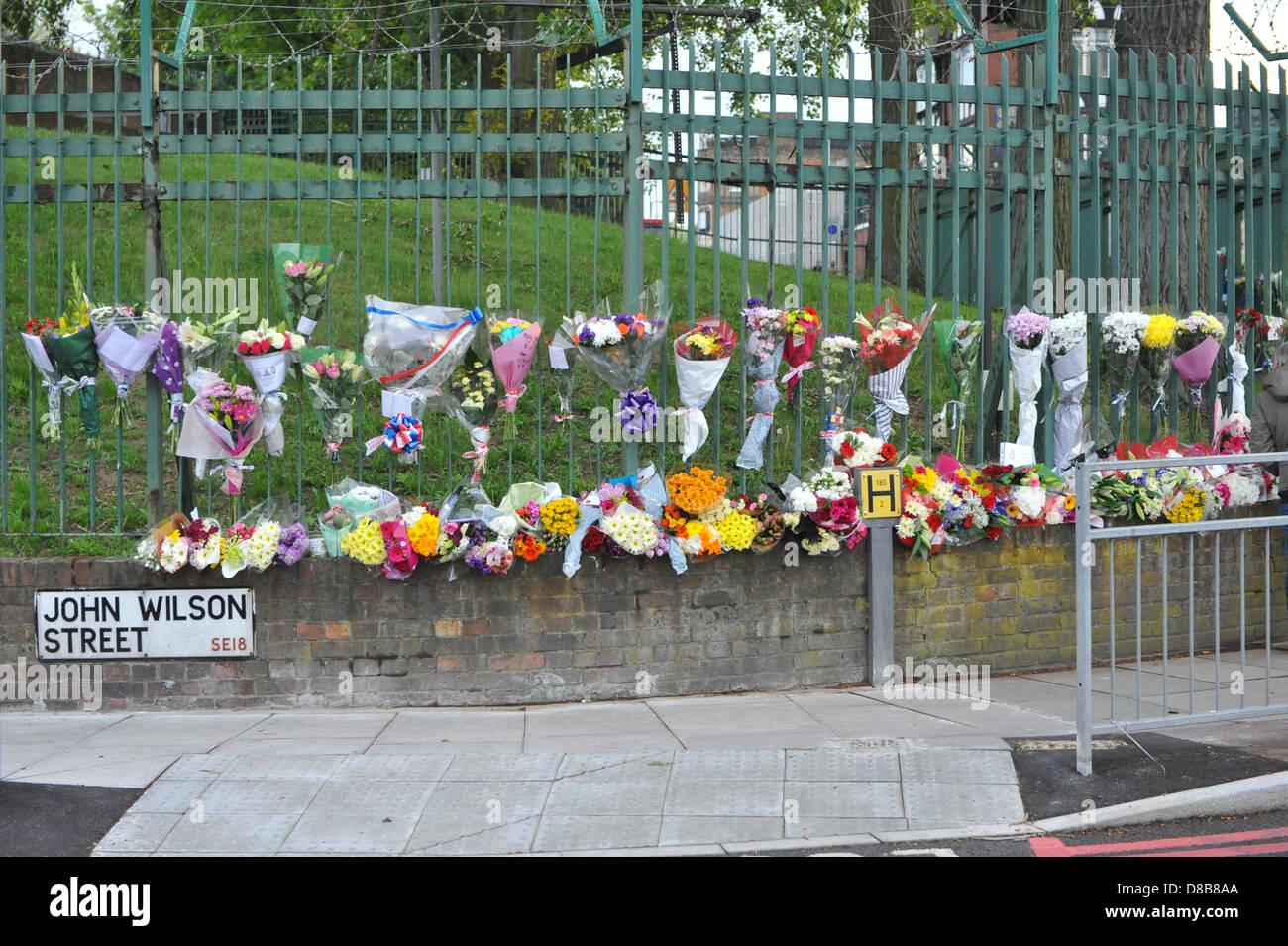 Woolwich, Londres, Royaume-Uni. 23 mai 2013. Les fleurs sont laissés par les bienfaiteurs le long des rampes près de l'endroit où le batteur Lee Rigby du 2e Bataillon du Régiment royal de fusiliers a été tué hier à l'extérieur des casernes de Woolwich. Crédit : Matthieu Chattle/Alamy Live News Banque D'Images