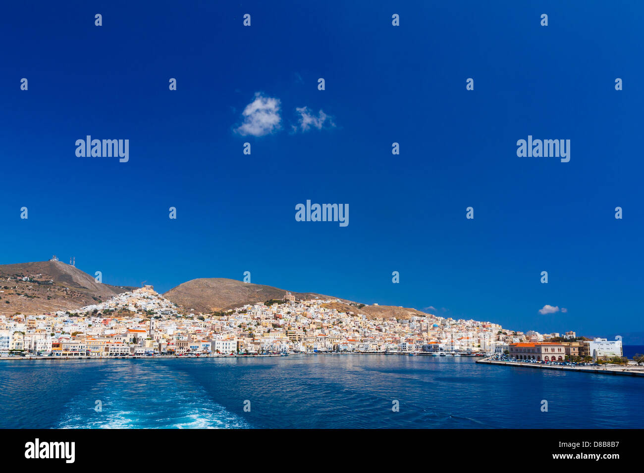 Ermoupolis à Syros Island contre un ciel bleu, Grèce Banque D'Images
