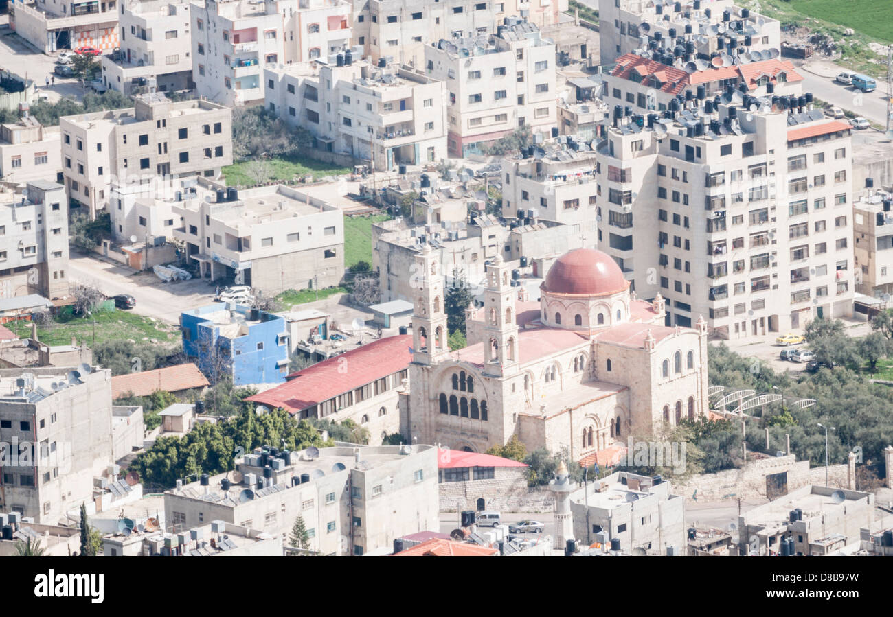 Naplouse (Sichem), Cisjordanie, Israël. Vue d'oiseau de puits de Jacob église orthodoxe grecque et ses environs. Banque D'Images