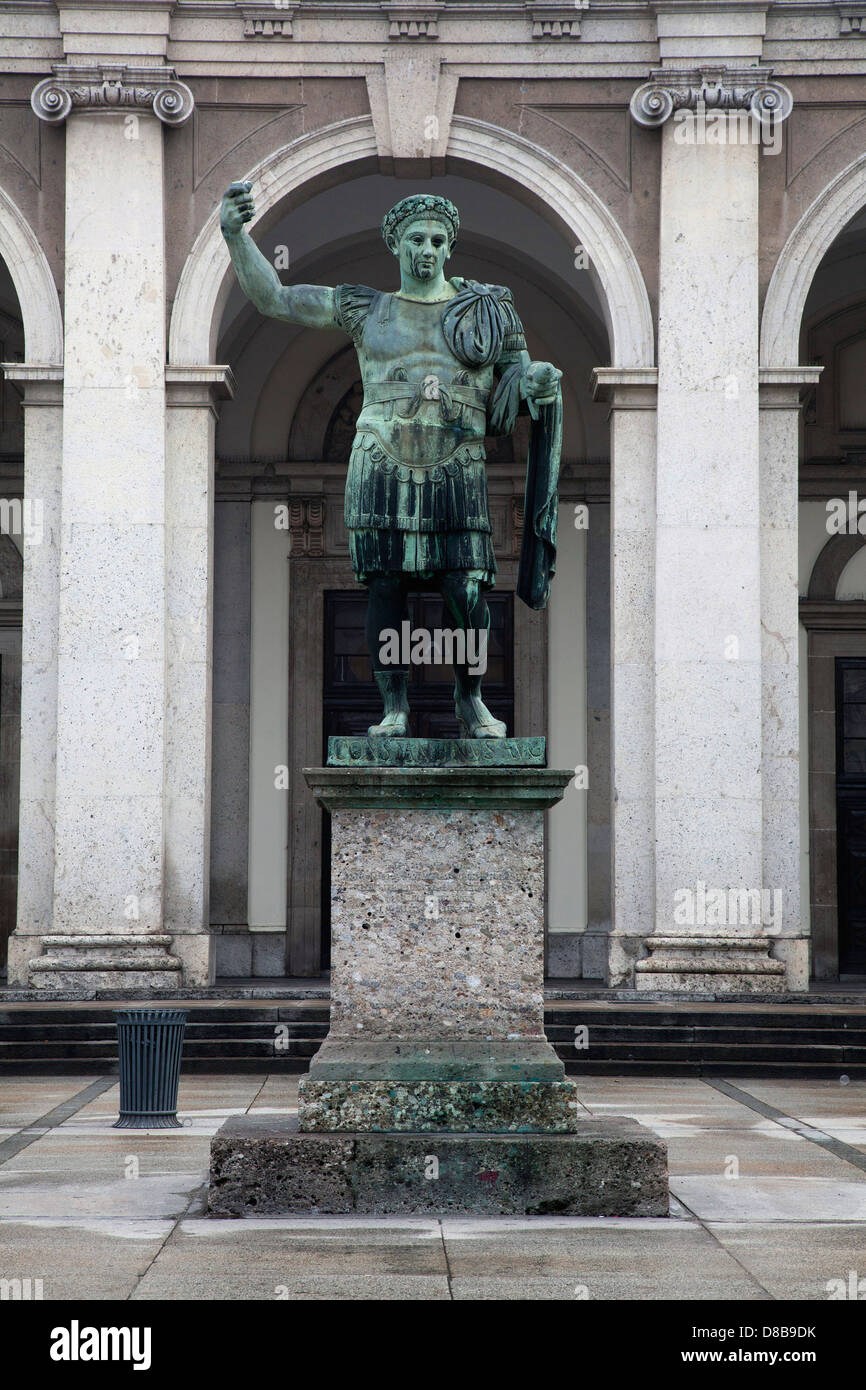 Statue devant la Basilique de San Lorenzo Maggiore à Milan, Italie. Banque D'Images