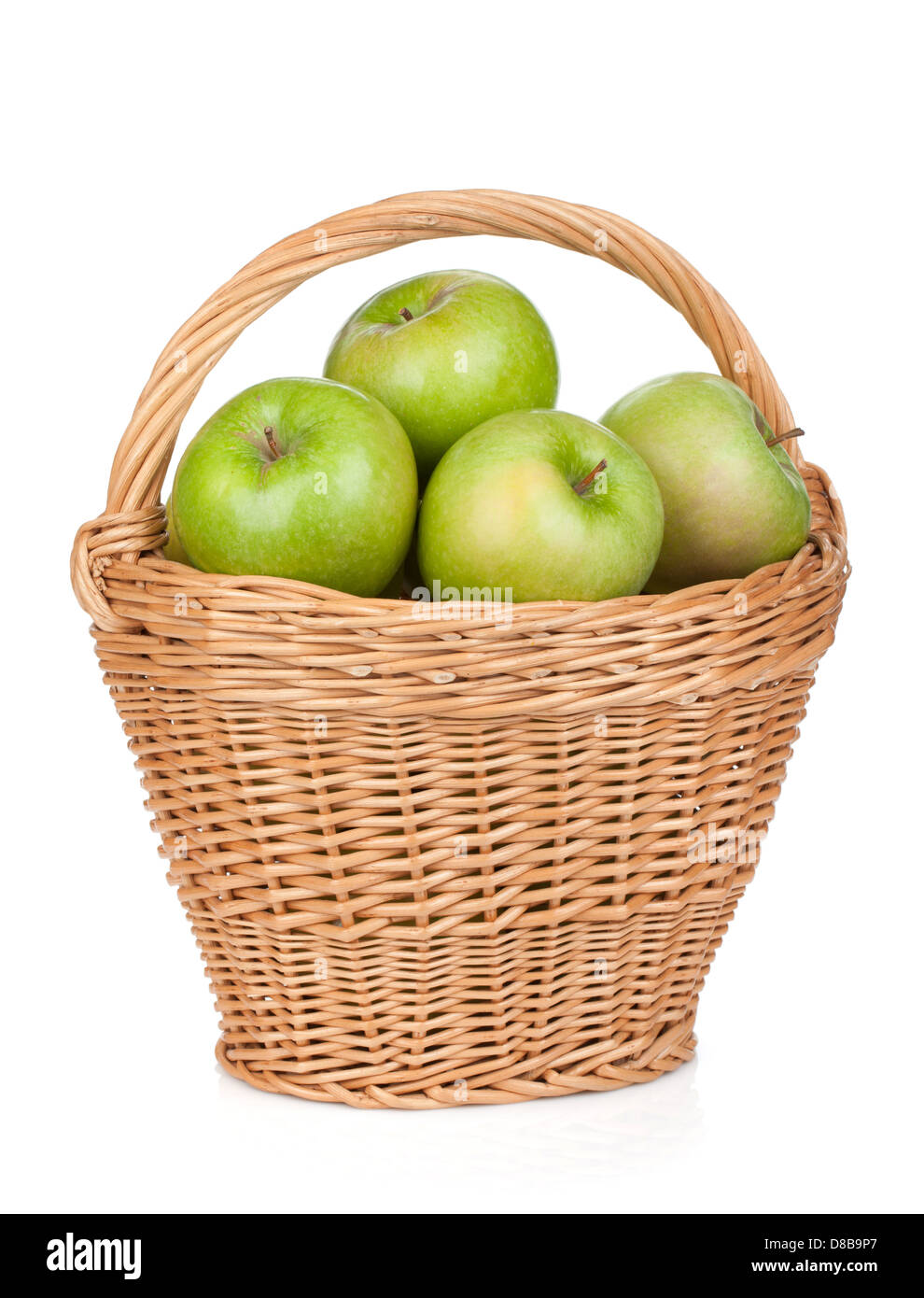 La pomme verte frais mûrs dans panier. Isolé sur fond blanc Banque D'Images