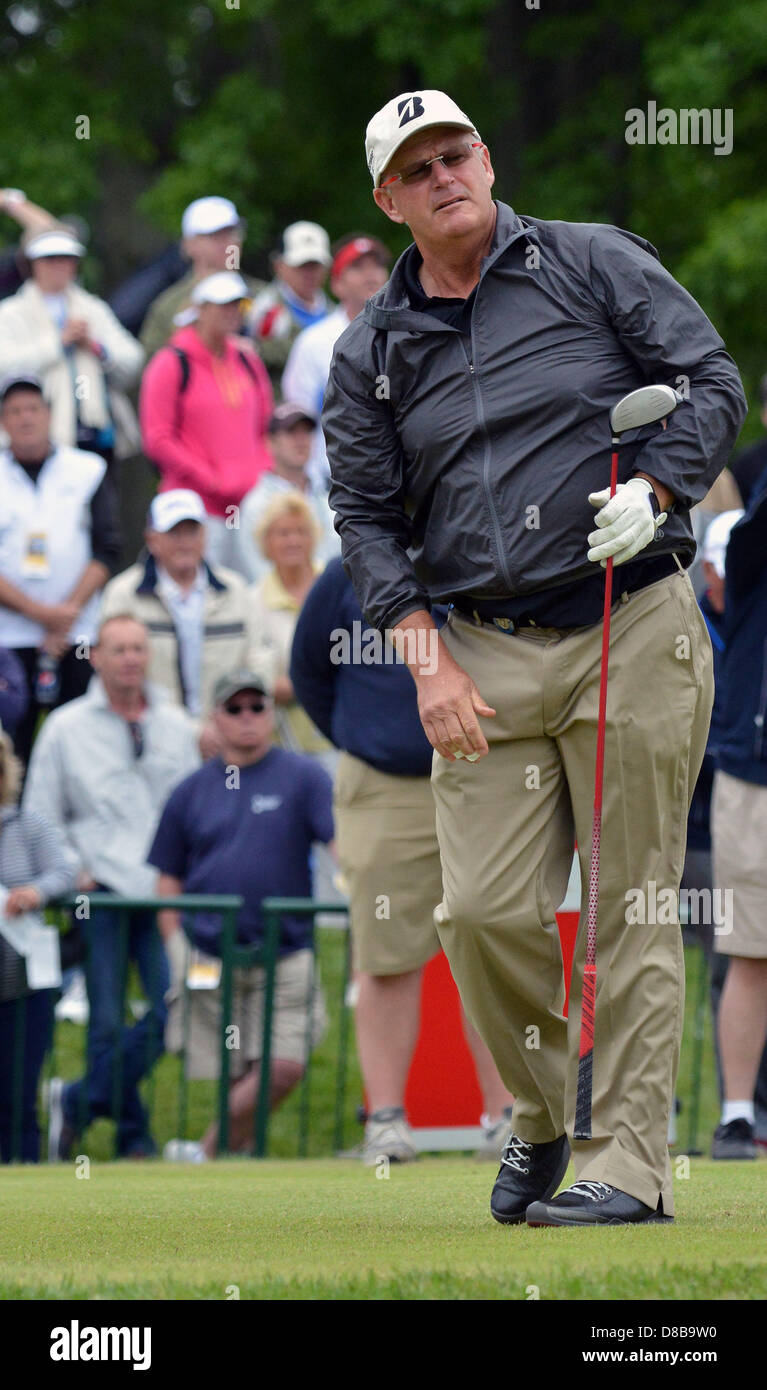 Saint Louis, MO, USA. 23 mai, 2013. Sandy Lyle regarde son coup d'envoi de la 10e trou lors du premier tour de la Senior PGA Championship à Bellerive Country Club à St Louis. Credit : Cal Sport Media /Alamy Live News Banque D'Images