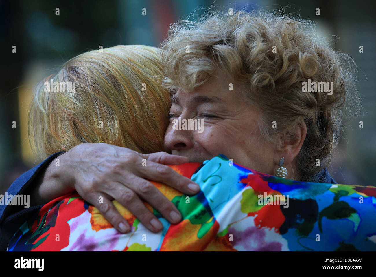 Gesine Schwan, président de l'Université Européenne Viadrina,hugging Claudia Roth, chef de parti de l 'Alliance 90/Les Verts.Allemagne Banque D'Images