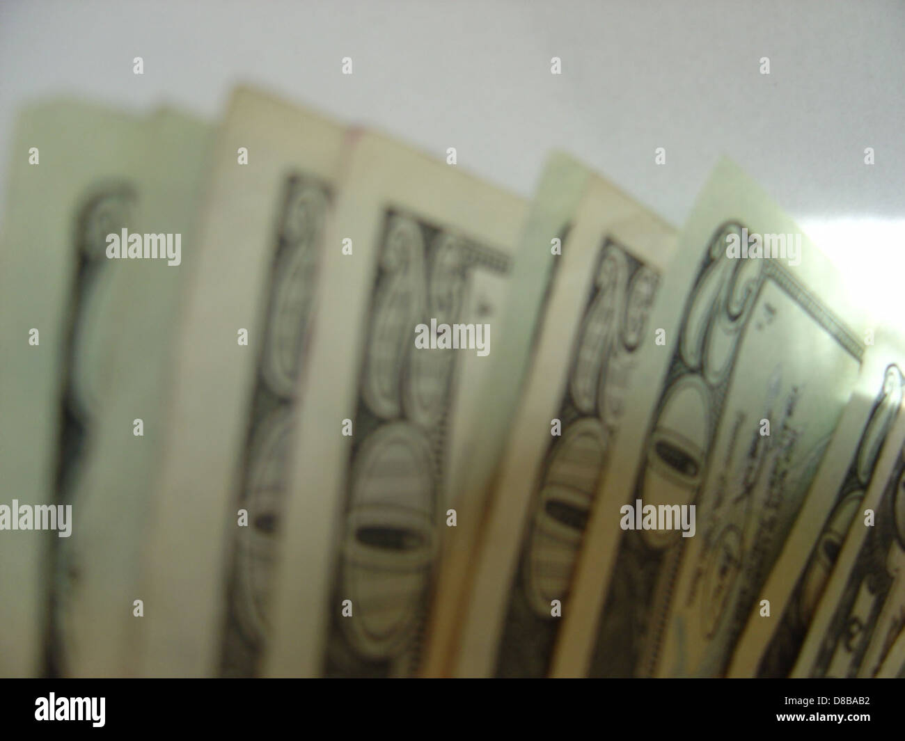 Une image floue de billets de vingt dollars, mettant l'accent sur la nature abstraite de la monnaie sans détails clairs. L'image capture la texture et la couleur du papier-monnaie, mettant l'accent sur le concept de monnaie et de richesse. Banque D'Images