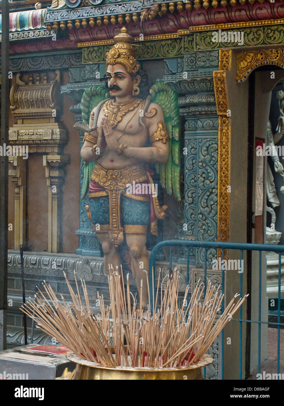 Image du Temple de Sri Krishnan Garuda avec encens Banque D'Images