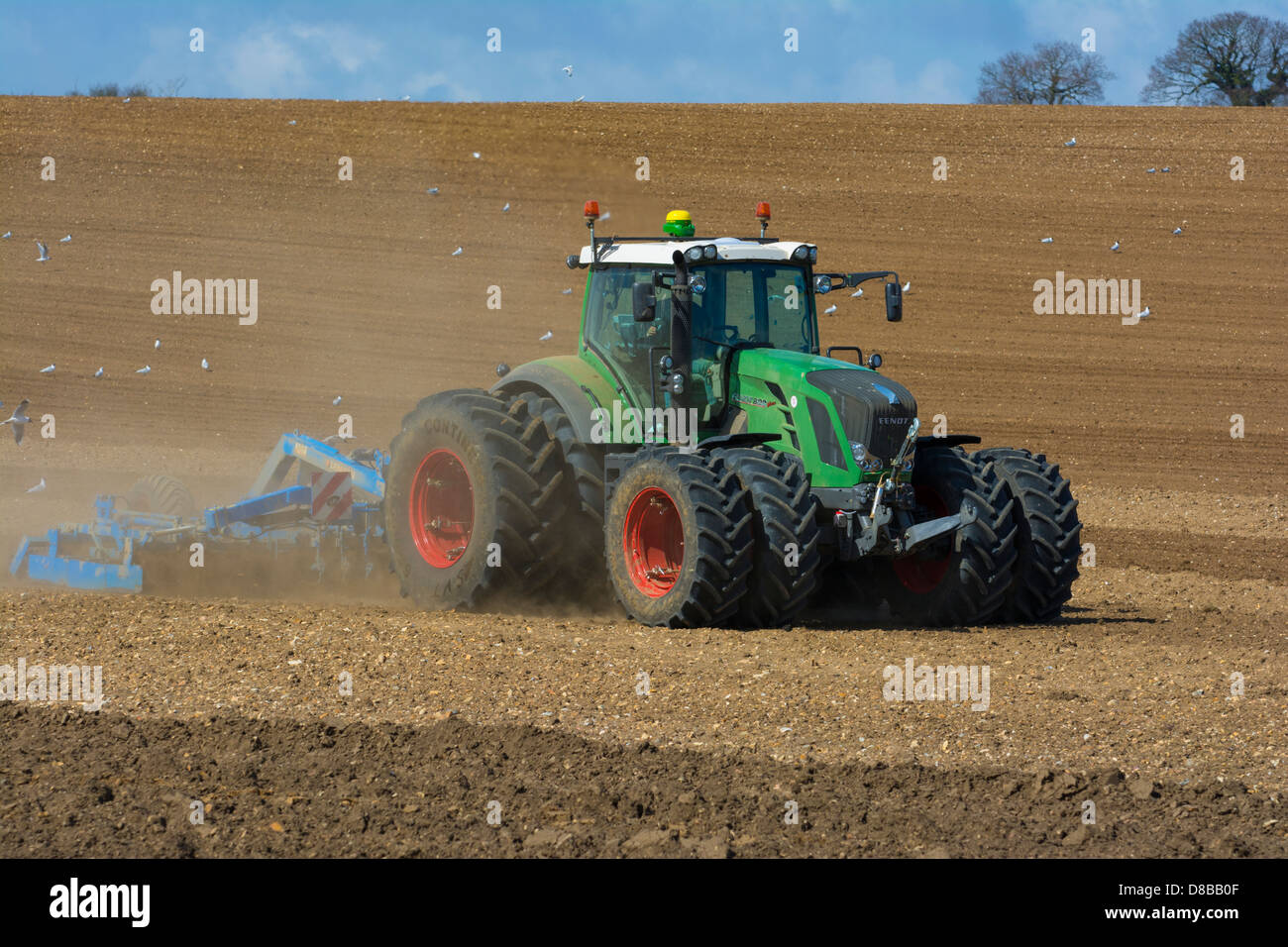 Le hersage mécanisé avec tracteur à roues, Norfolk, Angleterre Banque D'Images