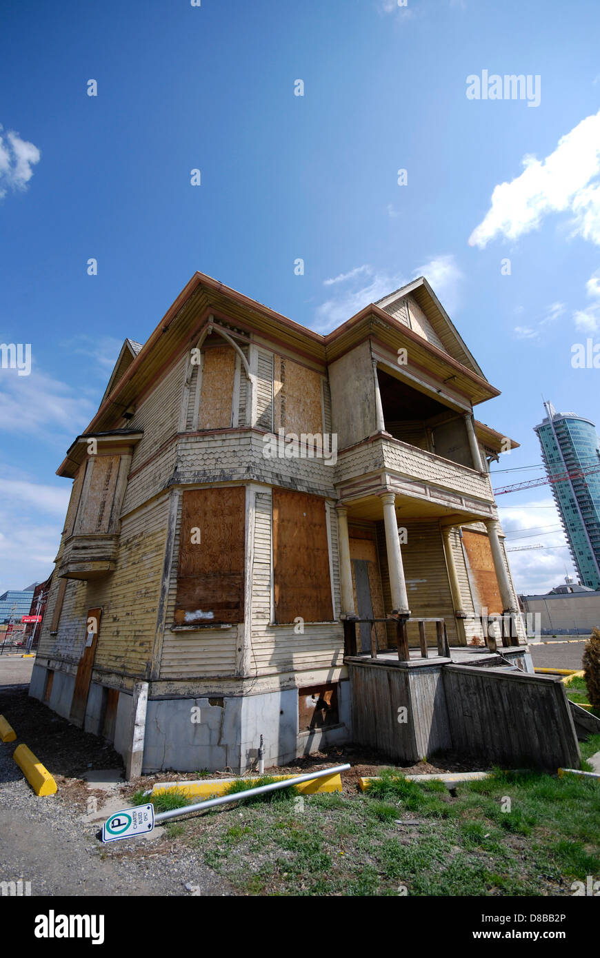 De style Queen Anne historique house se trouve sur le site de terrain de développement dans le centre-ville de Calgary Alberta Canada Banque D'Images