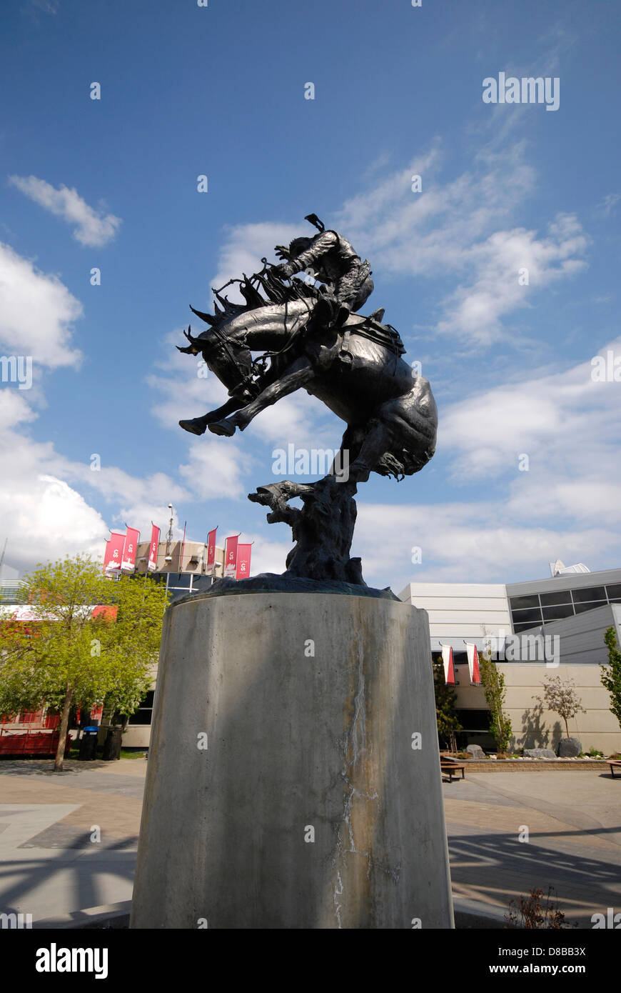 Le 'Twister' monte un bronze par Rich Roenisch à l'entrée de la Calgary Stampede, basé sur un dessin de 1919 par Edward Borein Banque D'Images