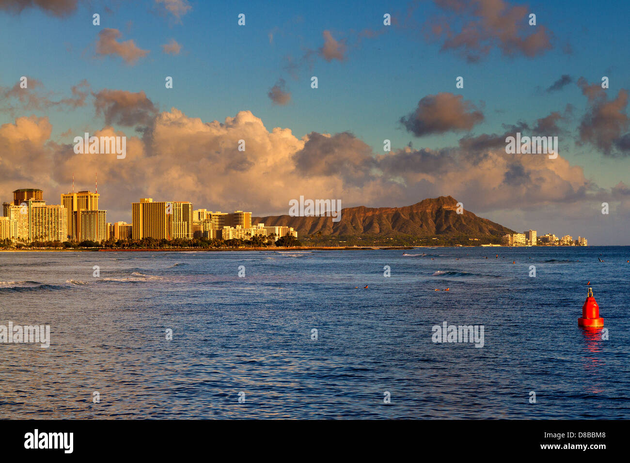 La plage de Waikiki et Diamond Head au coucher du soleil vu de Kaka'ako Banque D'Images