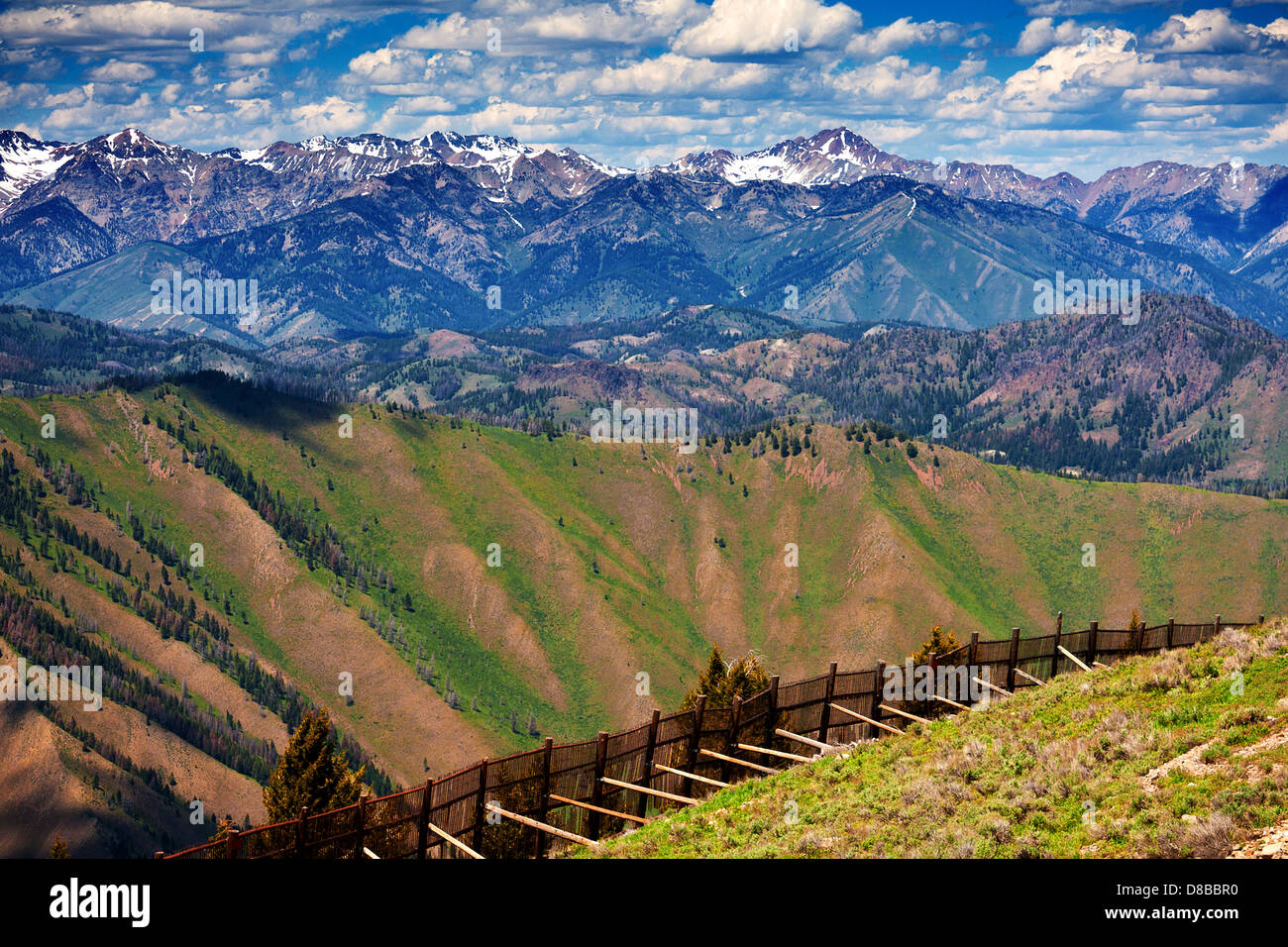 Clôture en bois entourant le mont Chauve sommet mondial de ski à Sun Valley, Idaho, en été, avec des montagnes en arrière-plan Banque D'Images
