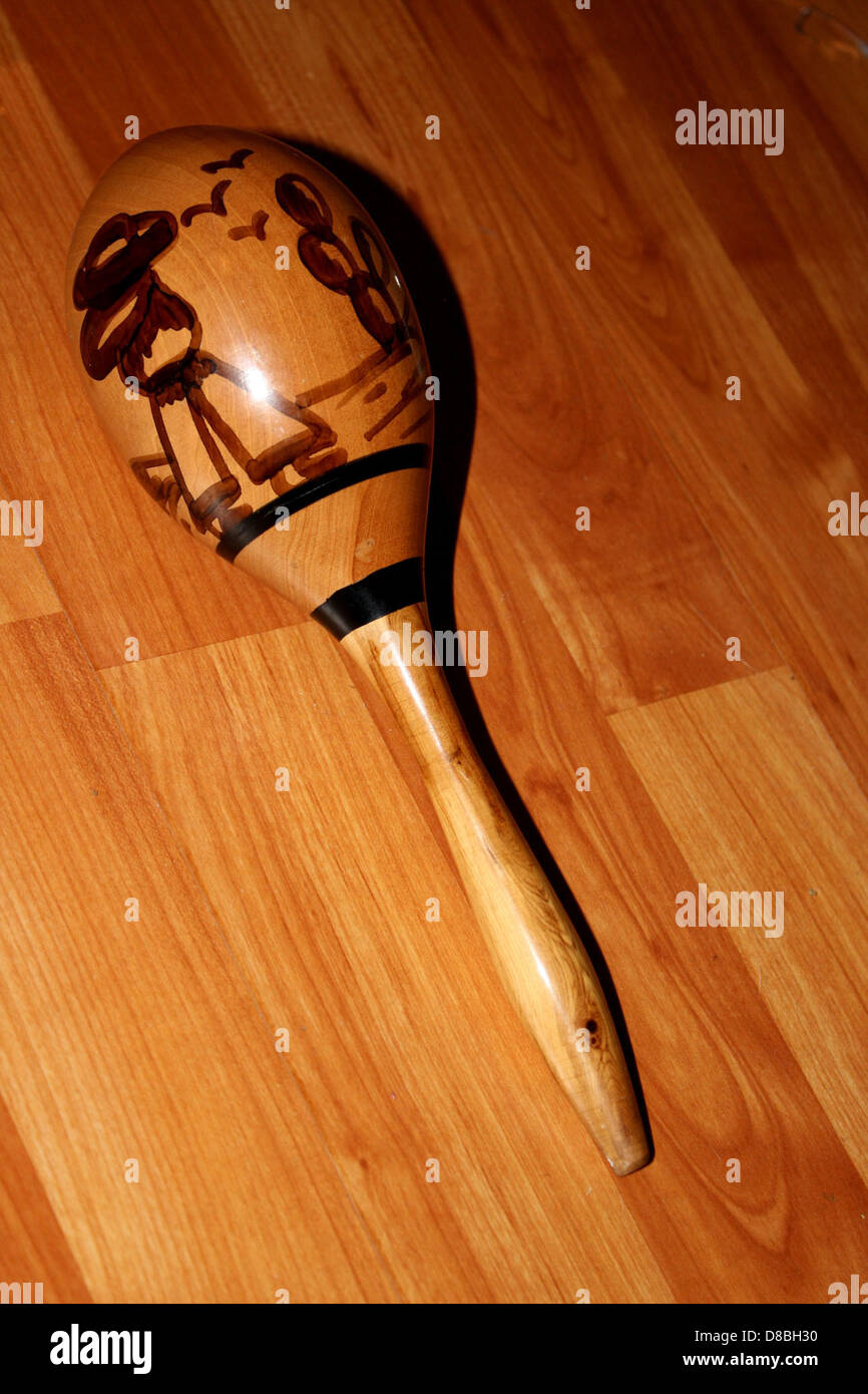Une image rapprochée d'un maraca traditionnel, un instrument à percussion fabriqué à partir d'une gourde ou de bois évidée, rempli de perles ou de graines qui produisent un son lorsqu'il est secoué. Banque D'Images