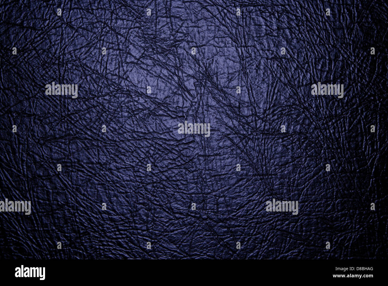 Cette photo montre un gros plan de cuir bleu marine, soulignant la texture et la surface lisse. L'image souligne les motifs complexes du cuir et sa riche couleur. Banque D'Images