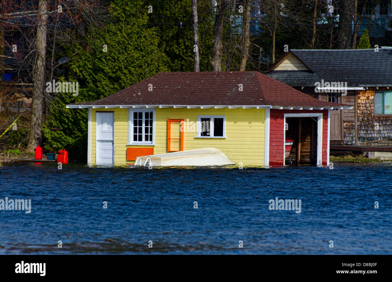 Chalet et un garage à bateaux Banque D'Images