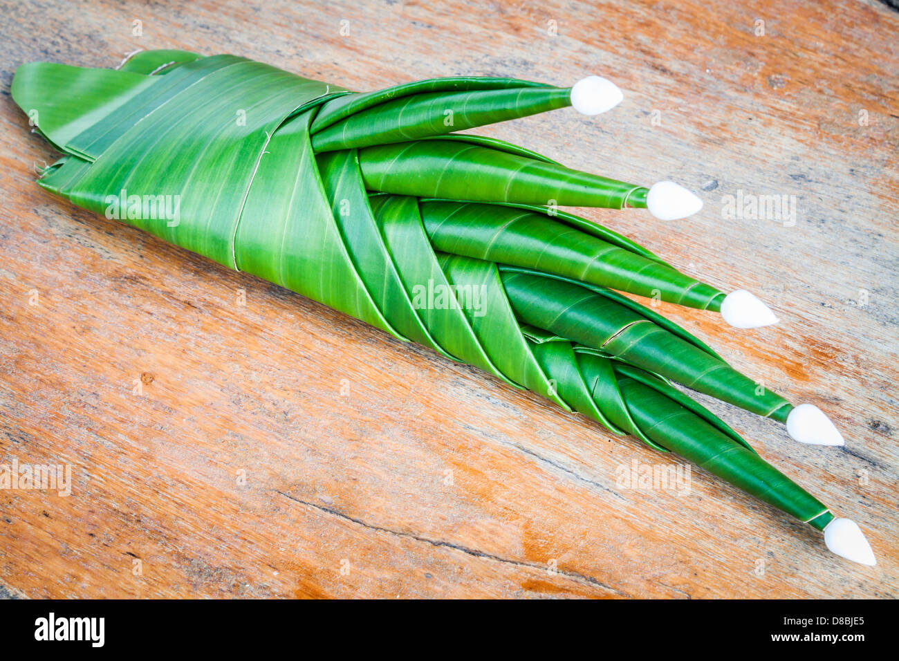 La feuille de banane à la main offre de riz préparer pour le culte Banque D'Images