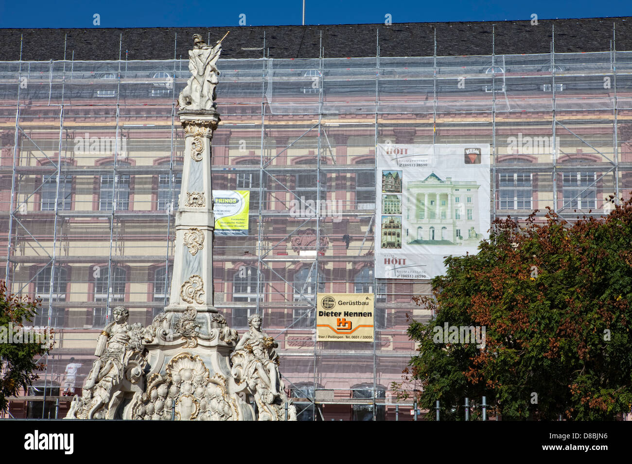 La rénovation de bâtiments, l'échafaudage, Georgsbrunnen fontaine, Trèves, Rhénanie-Palatinat, Allemagne, Europe Banque D'Images