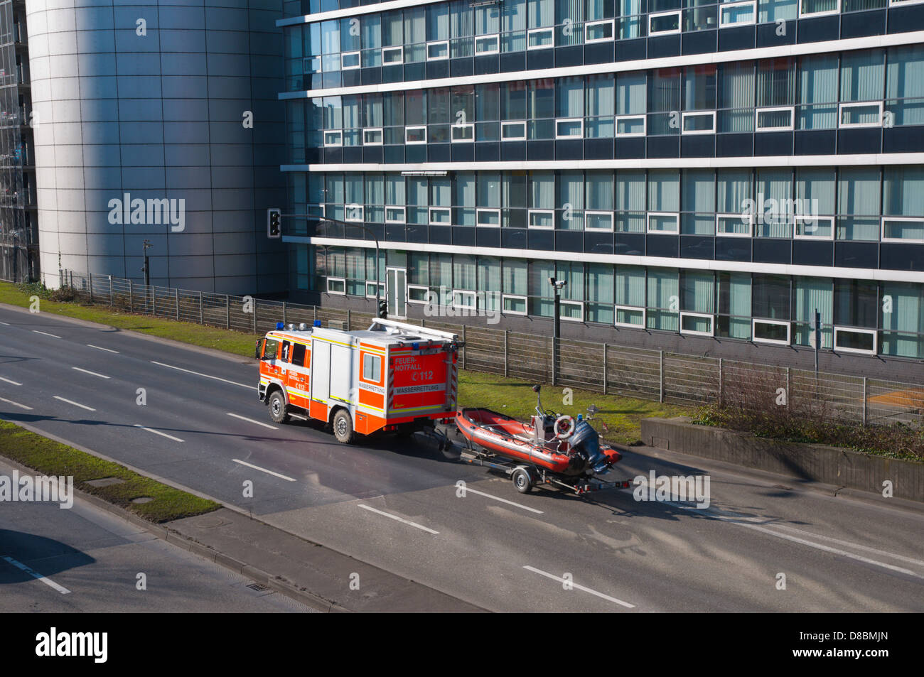 L'incendie du véhicule de secours avec voile Neusser Strasse street Quartier Unterbilk Dusseldorf Allemagne Europe Banque D'Images