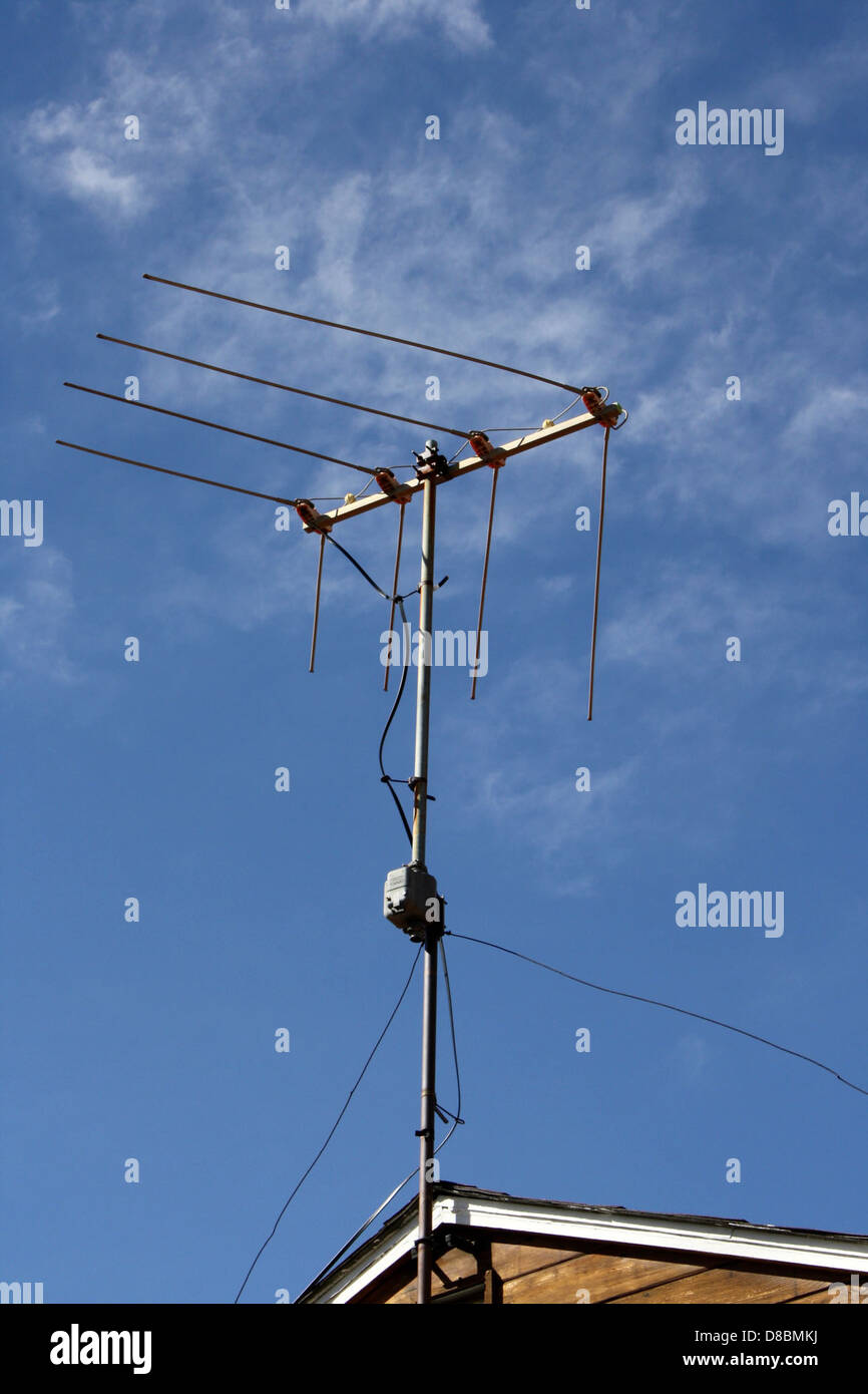 L'invention concerne une antenne de télévision sur le toit montée sur un bâtiment, conçue pour recevoir des signaux de radiodiffusion pour le visionnage de la télévision. L'antenne est une caractéristique commune dans les zones urbaines et suburbaines pour la réception de chaînes de télévision en direct. Banque D'Images