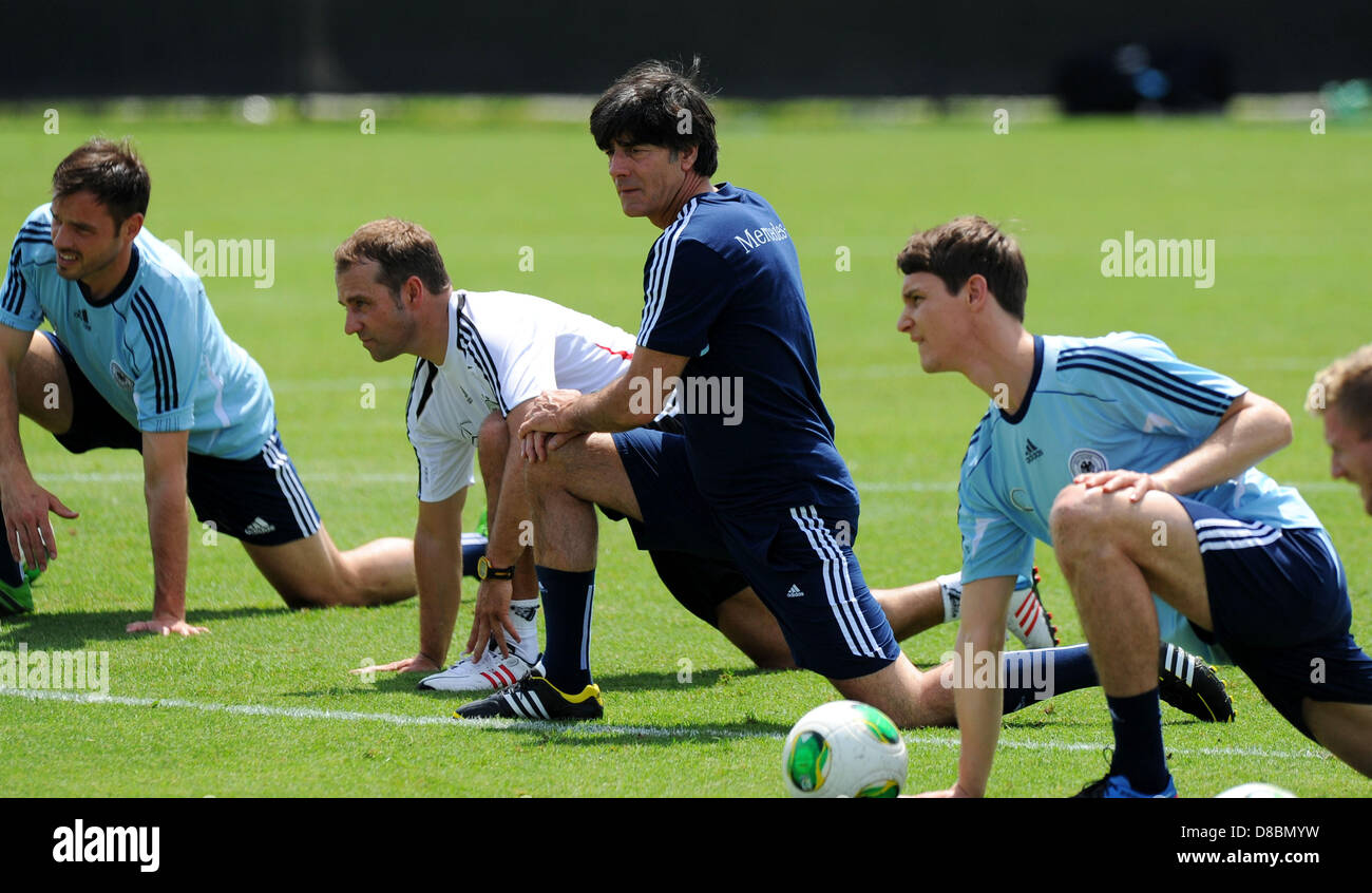 L'entraîneur-chef de l'Allemagne Joachim Loew (2e R) et l'entraîneur adjoint, Hans-Dieter Flick (2L) demander à leurs joueurs au cours d'une session pratique de soccer national allemand à Miami, Floride, USA, 23 mai 2013. L'Allemagne est l'équipe les tournées à travers les États-Unis jusqu'au 3 juin 2013. Photo : Thomas Eisenhuth Banque D'Images