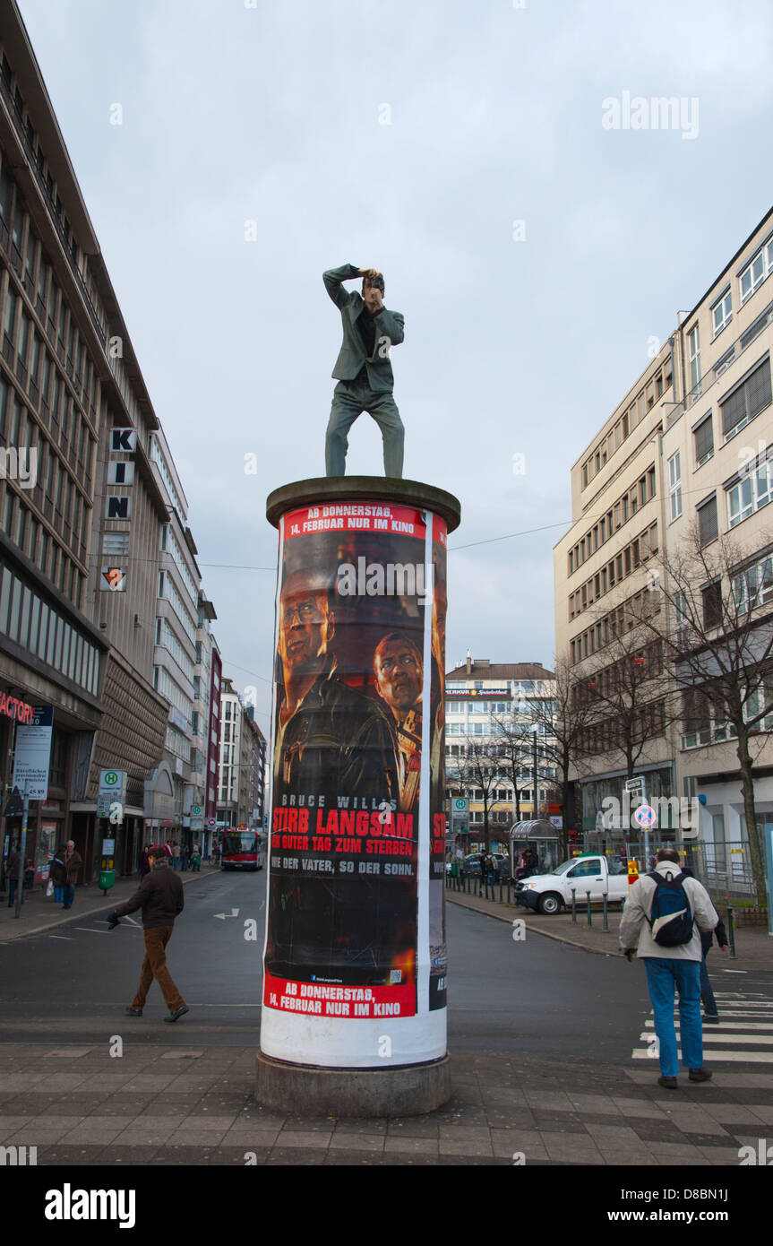 Pilier photographe annonce Kondrad Adenauer Platz statue devant la gare de Düsseldorf Allemagne Europe Banque D'Images