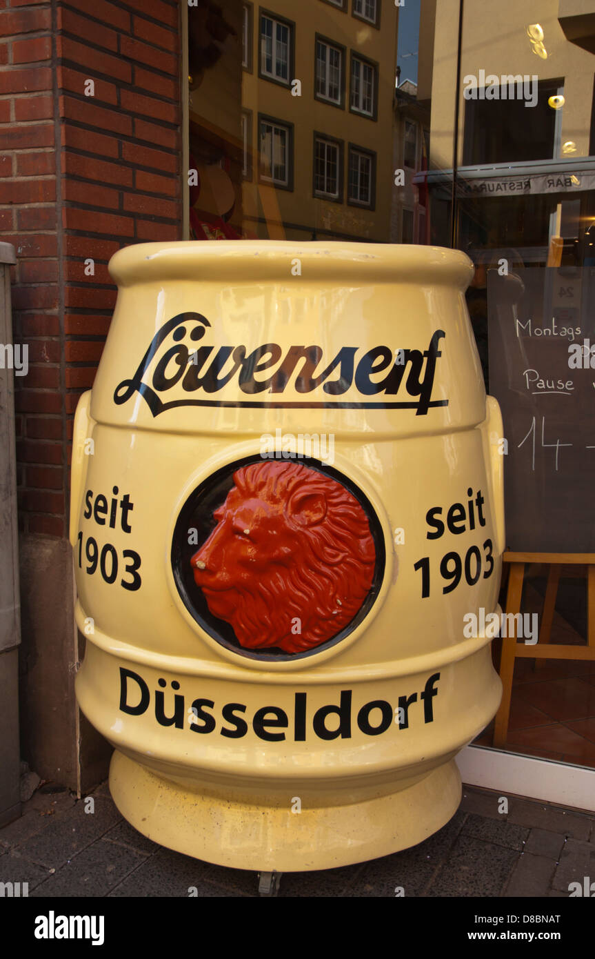 Düsseldorfer Löwensenf mustard shop Altstadt extérieur de la vieille ville de la ville de Düsseldorf Rhénanie du Nord-Westphalie, région ouest de l'Allemagne Banque D'Images