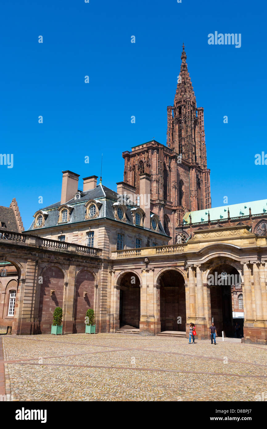 Cour du Palais des Rohan à l'arrière-plan Cathédrale Notre Dame Strasbourg, Alsace, France Banque D'Images