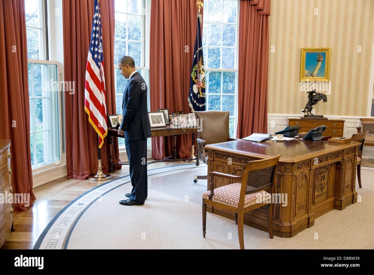 Le président américain Barack Obama est d'observer un moment de silence en hommage aux victimes de le Marathon de Boston à la bombe dans le bureau ovale de la Maison Blanche le 22 avril 2013 à Washington, DC. Banque D'Images