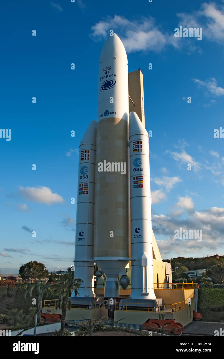 53 mètres de la fusée Ariane 5 maquette des permanents sur l'affichage à Toulouse, France Banque D'Images