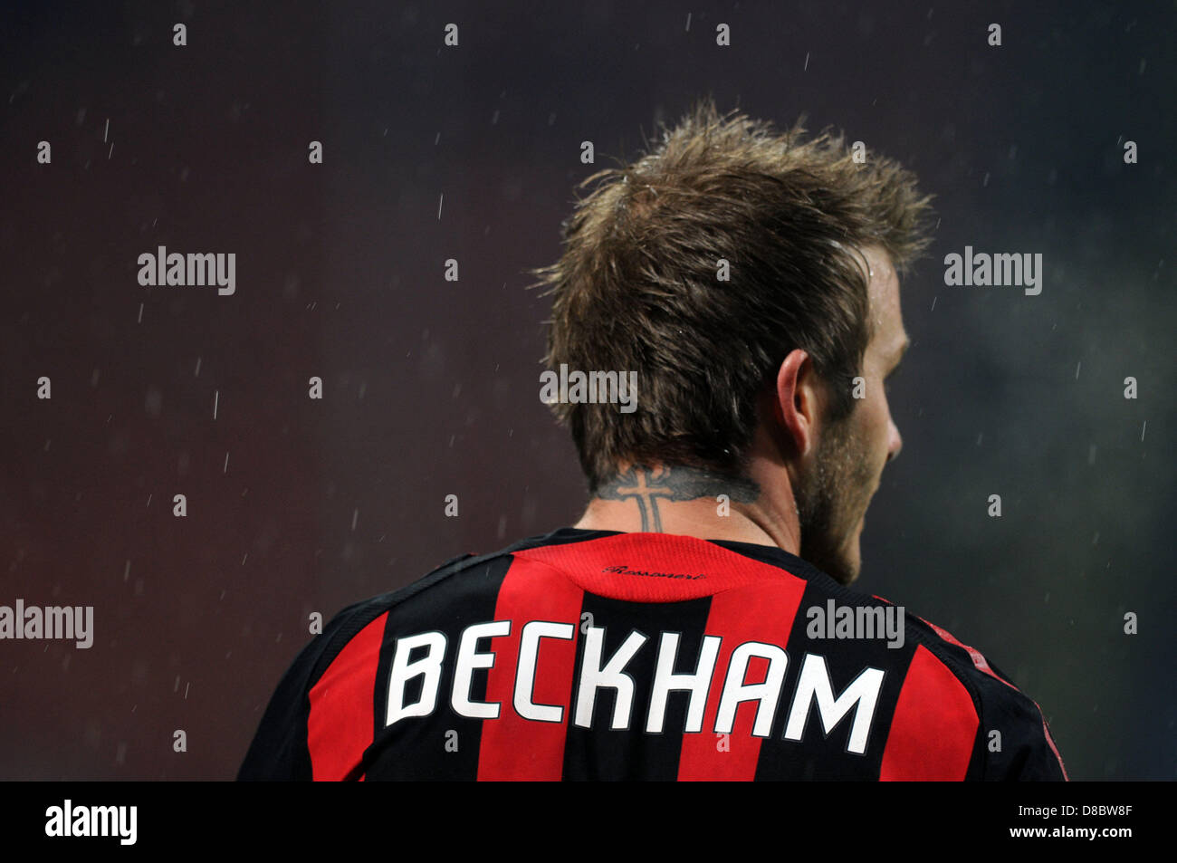 (Dossier) David Beckham, 38 ans, doit prendre sa retraite à la fin de l'actuelle saison de football après une brillante carrière. Beckham a fait 115 apparitions pour l'Angleterre et 394 pour Manchester United et a également joué pour le Real Madrid, Los Angeles Galaxy, l'AC Milan et Paris Saint Germain. David Beckham (Milan), 7 février 2009 - Football : Italien 'Serie A'Match entre AC Milan 1-1 Reggina au stade San Siro à Milan, Italie. (Photo de Maurizio Borsari/AFLO) [0855] Banque D'Images