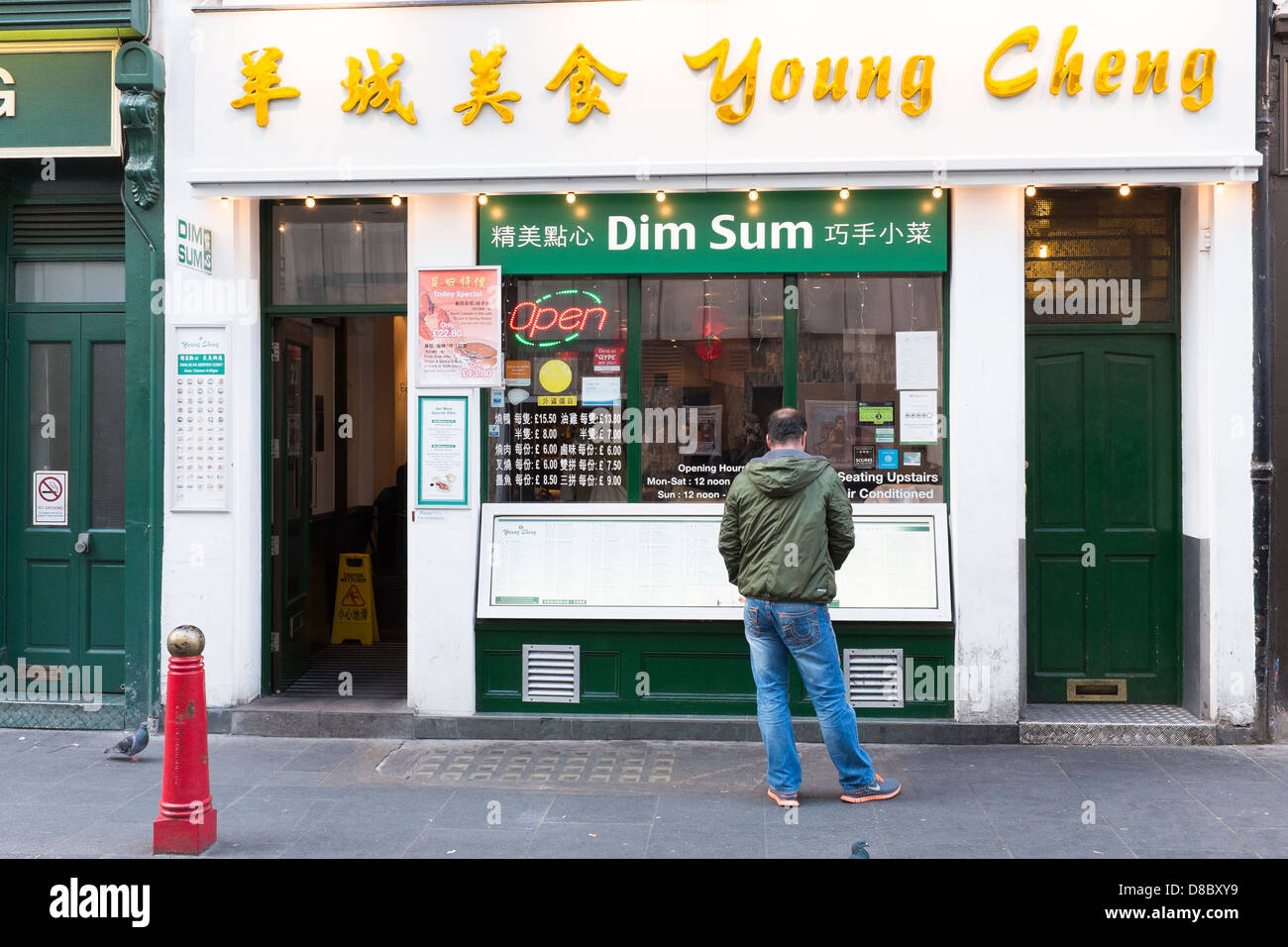 L'homme à l'extérieur restaurant chinois dans China town londres Banque D'Images