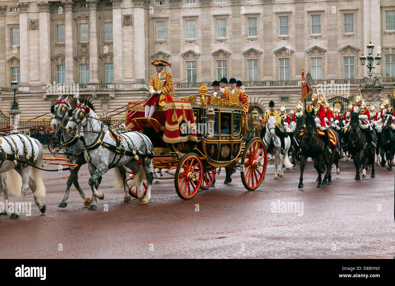 Royal Coach quitte le palais de Buckingham pour l'ouverture de l'État Le Parlement Banque D'Images