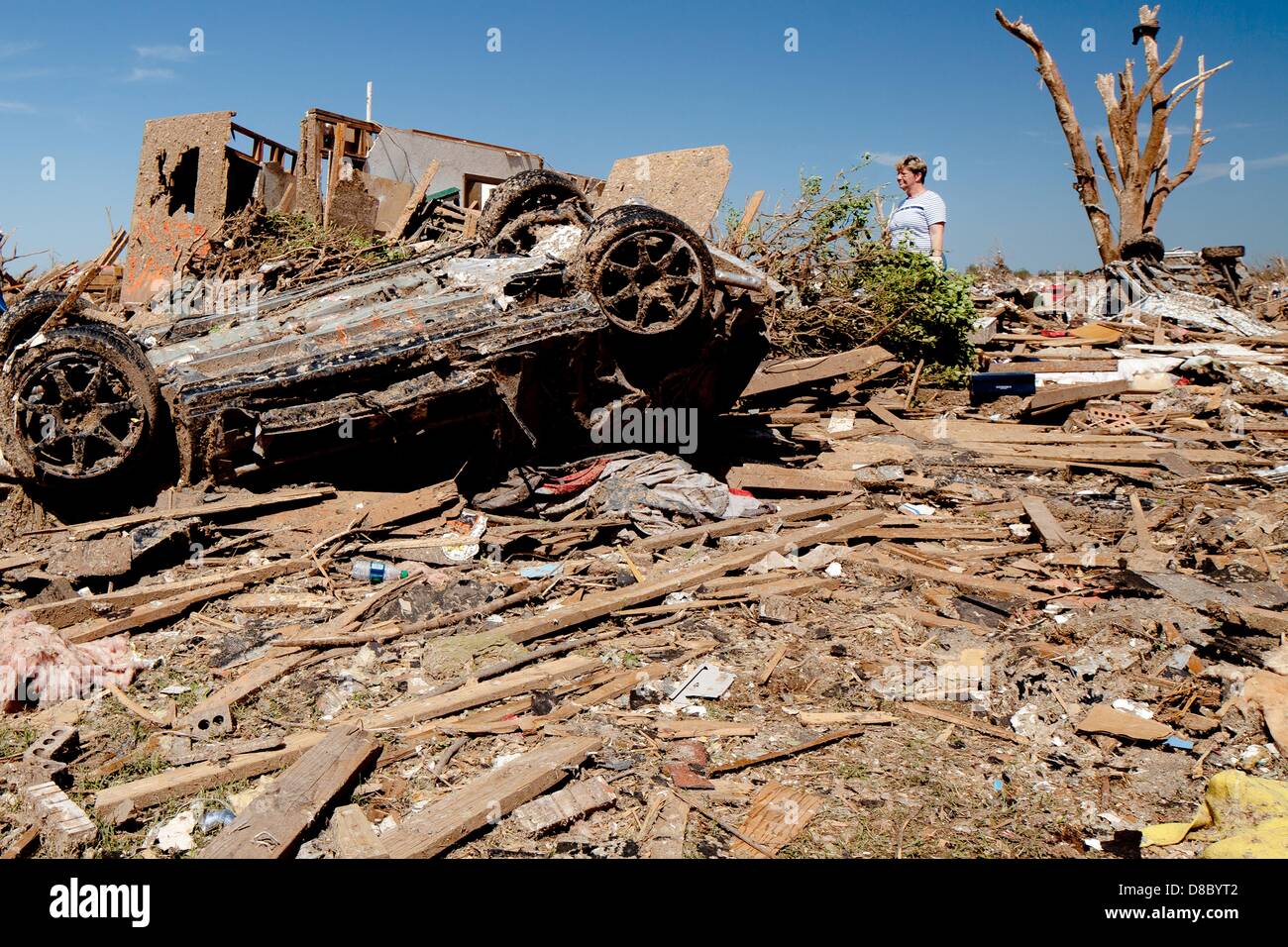 Les résidents au crible les décombres de leur maison à la suite d'une tornade EF-5 22 mai 2013 dans Moore, Oklahoma. La tempête avec des vents de plus de 200 miles par heure sur l'île de la banlieue d'Oklahoma City le 20 mai 2013, tuant au moins 24 personnes, en blessant plus de 230 et le déplacement de milliers. Banque D'Images