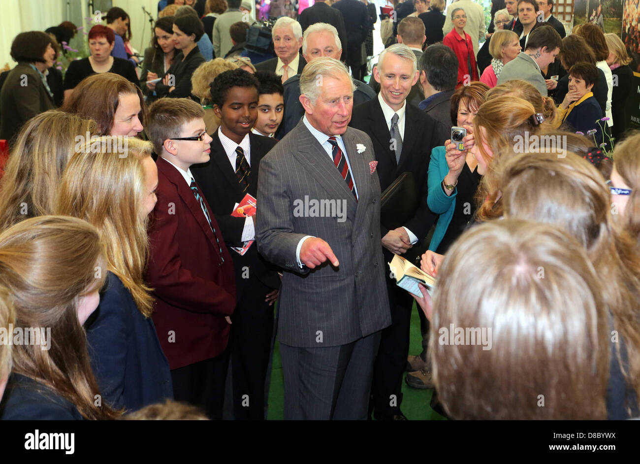 Hay-on-Wye, au Royaume-Uni. Jeudi 23 mai 2013 Photo : le Prince Charles parle aux adolescents sur les lieux du festival. Re : Son Altesse Royale le Prince Charles et son épouse Camilla, la duchesse de Cornouailles ont visité la ville et le terrain du festival à Hay-on-Wye, Powys, Pays de Galles. Credit : D Legakis / Alamy Live News Banque D'Images