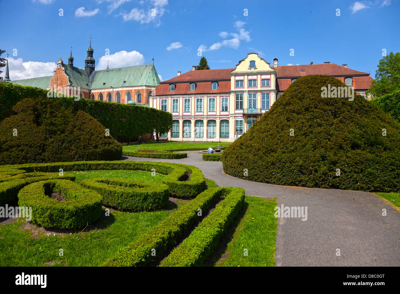 Cathédrale d'Oliwa et un complexe de bâtiments dans un parc de la ville de Oliwa, Pologne. Banque D'Images