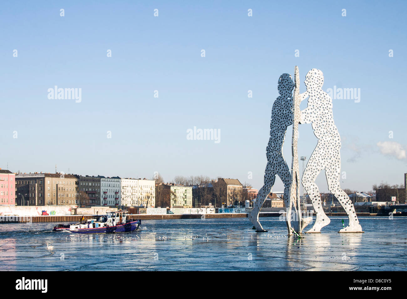 Les hommes molécule sculpture sur rivière Spree. Banque D'Images