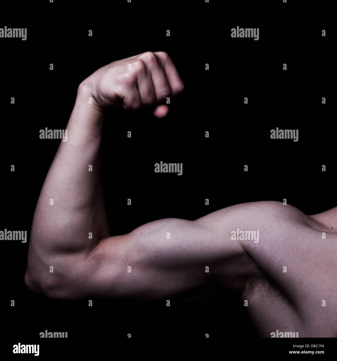 Men's biceps sur un fond noir. Banque D'Images