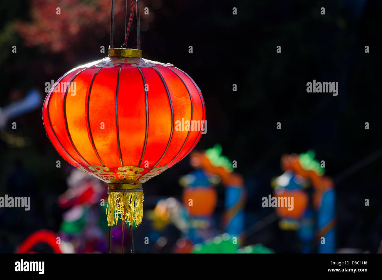 Lanterne chinoise rouge sur un fond sombre Banque D'Images
