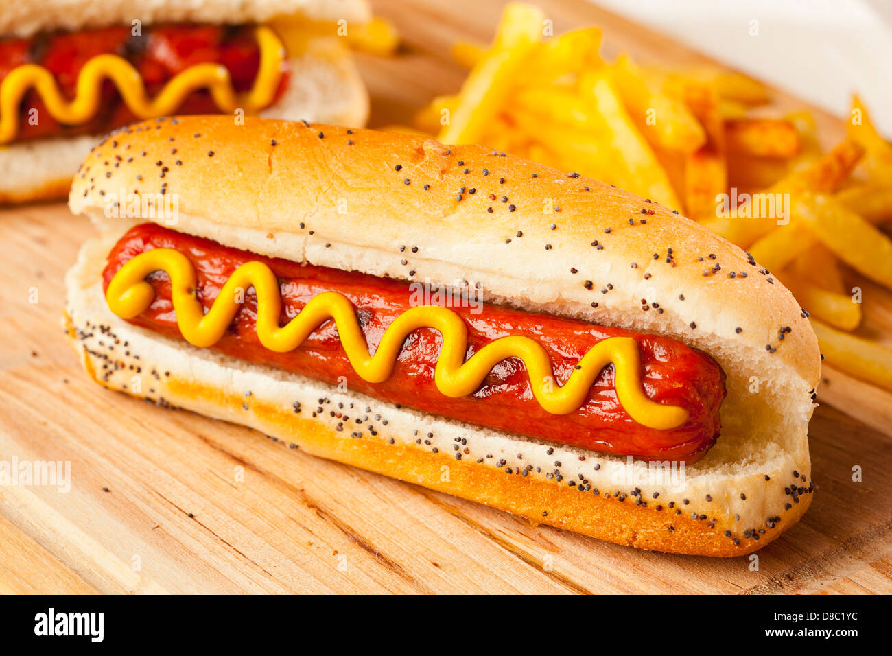Tout le Bœuf biologique sur un petit pain Hot-dog à la moutarde Banque D'Images