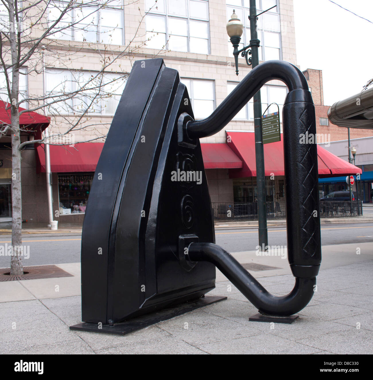 Sculpture géante en fer à la main à Asheville, Caroline du Nord, met en valeur l'art industriel et l'artisanat créatif dans cette ville de montagne dynamique. Banque D'Images