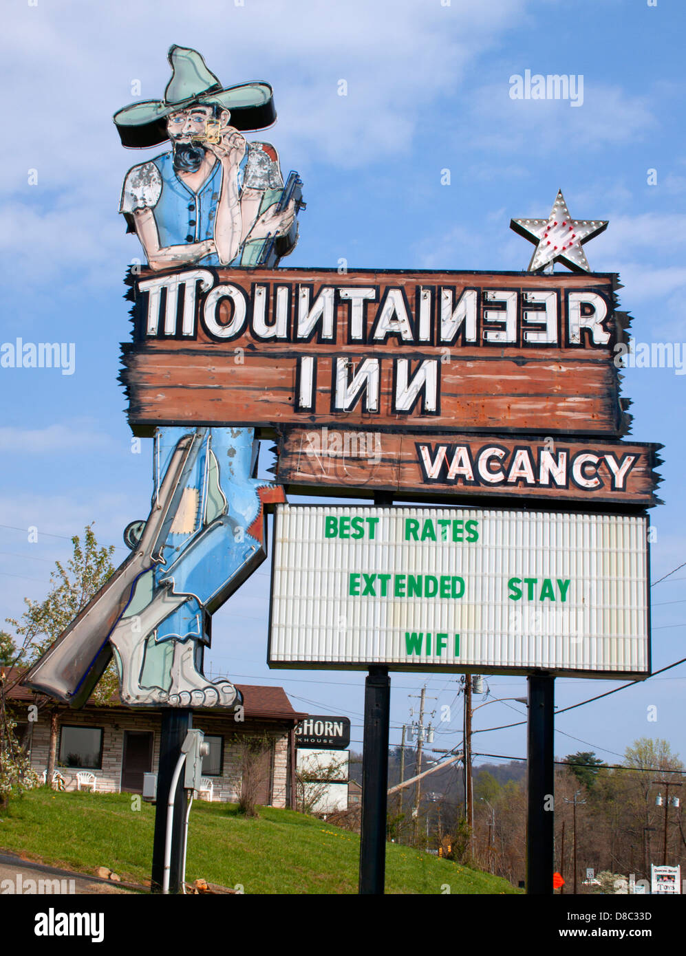Le panneau rétro Mountaineer Hillbilly Motel à Asheville, Caroline du Nord, capture le charme vintage en bord de route et le caractère du sud des Appalaches. Banque D'Images