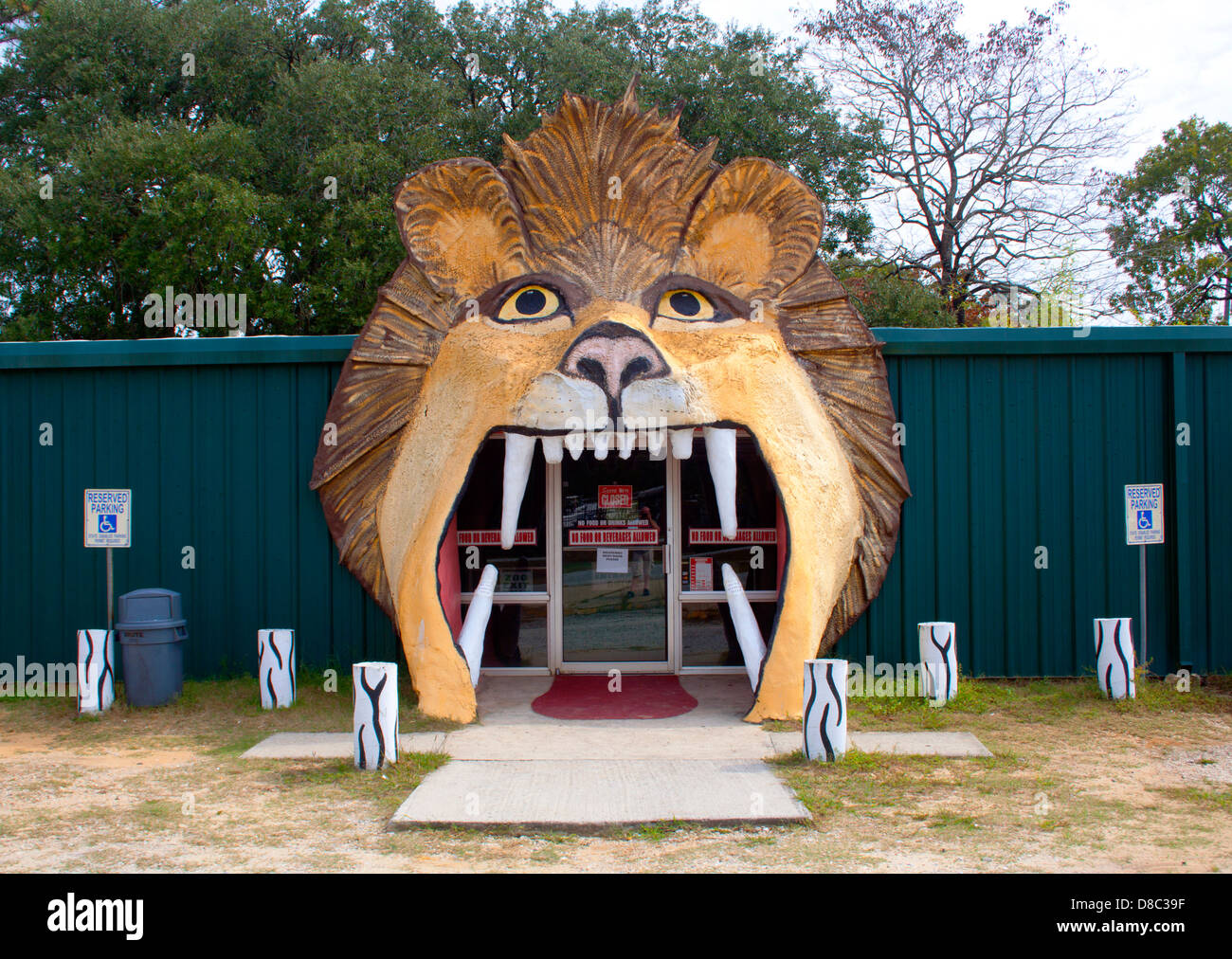 Porte d'entrée de lion vintage à l'historique Tote EM in Zoo à Wilmington, Caroline du Nord, une attraction nostalgique en bord de route d'une époque révolue. Banque D'Images