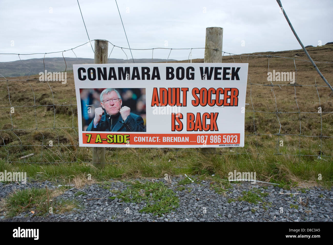 Pour l'affiche de la route 7a-side, match de football, Cleggan Connemara. Banque D'Images