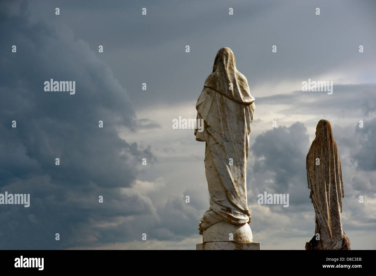 Des statues dans le cimetière de Turlough Tour Ronde, Comté de Mayo, Irlande Banque D'Images