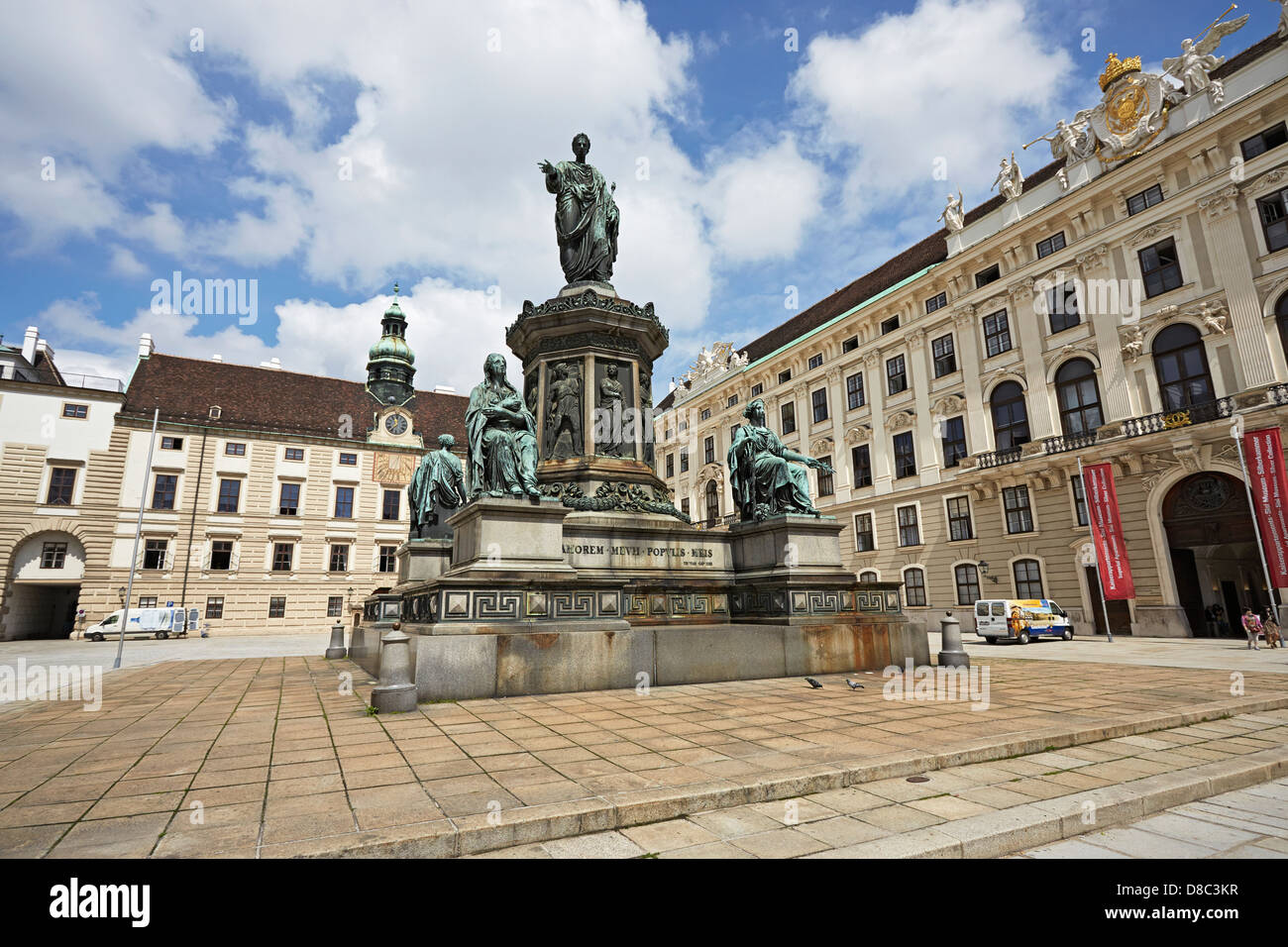 Amalienburg vienne avec statue et tour de l'horloge baroque dans le complexe de la Hofburg Banque D'Images