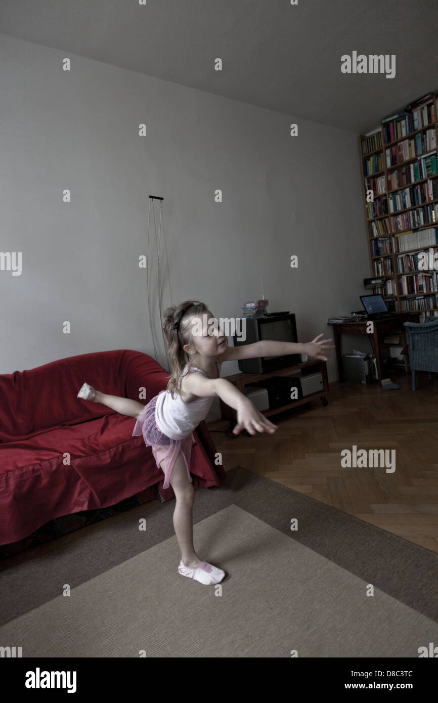 Ballett Girl Dancing in living room Banque D'Images