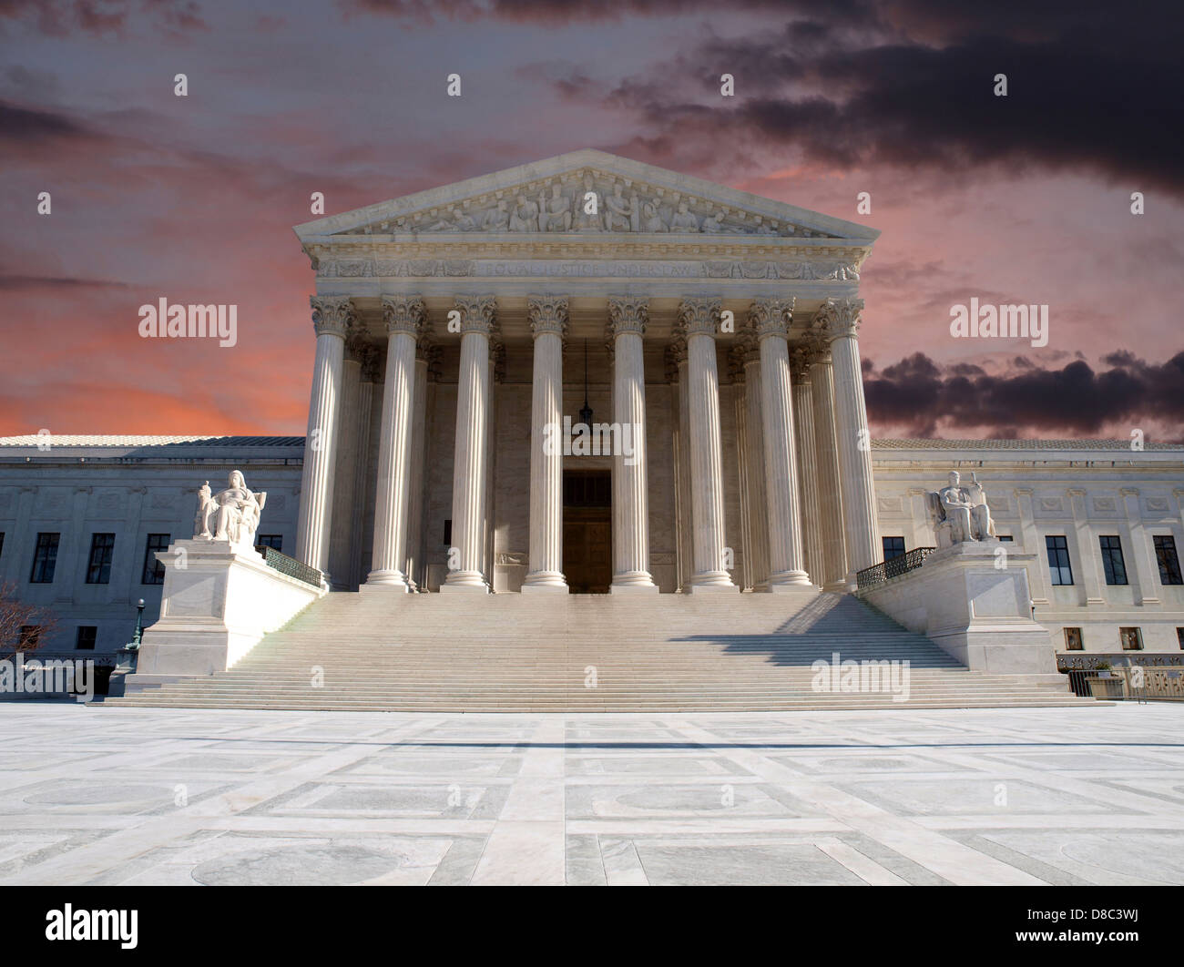 Bâtiment de la Cour suprême des États-Unis avec lever du soleil Ciel. Banque D'Images Bâtiment de la Cour suprême des États-Unis avec lever du soleil Ciel. Banque D'Images