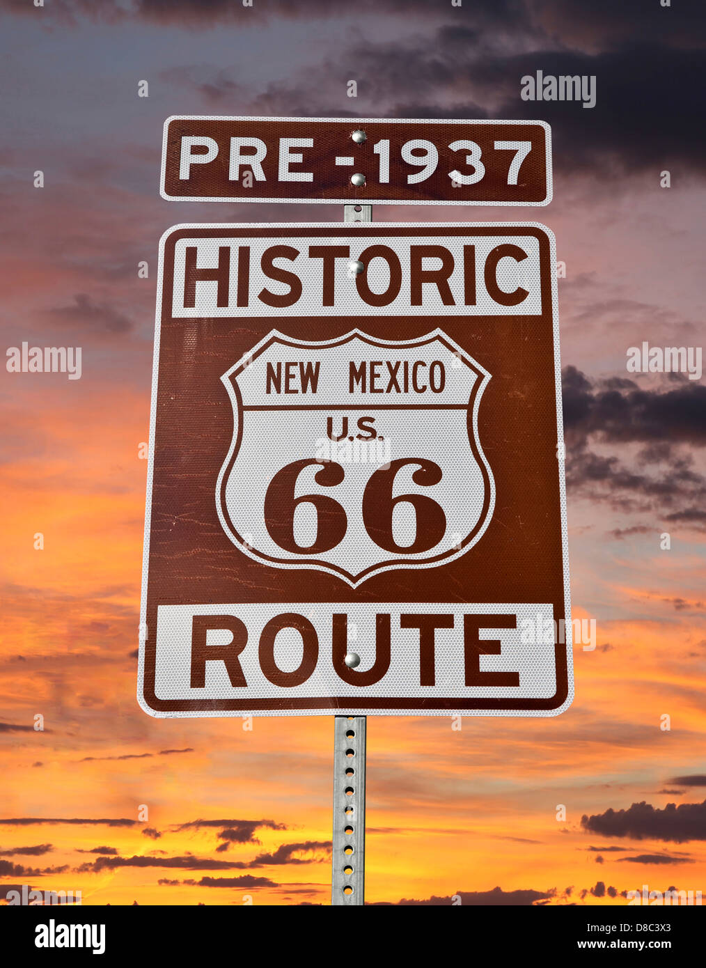 L'historique Route 66 Nouveau Mexique signe avec lever du soleil Ciel. Banque D'Images