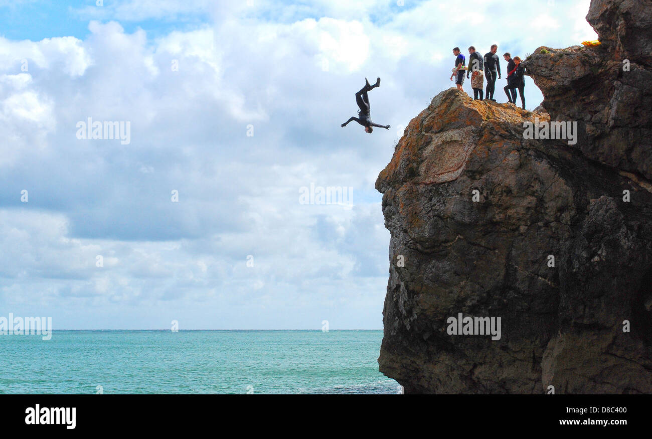 L'homme se retourne au large des falaises rocheuses de la mer Banque D'Images